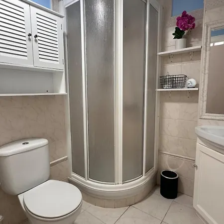 A Centre Au Bord De La Mere Netflix & Parking Marbella